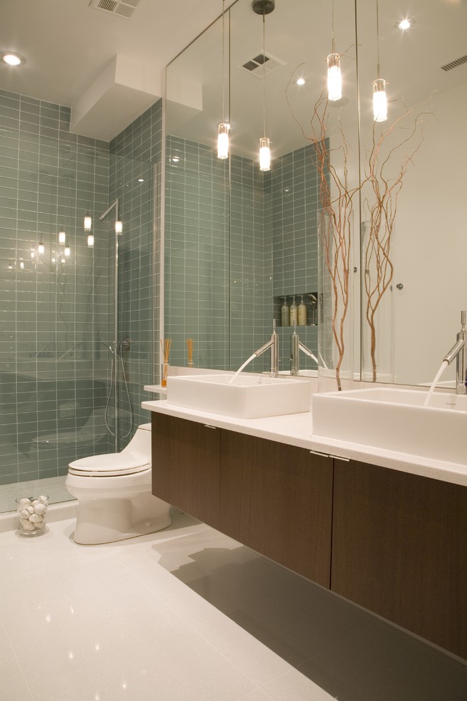 Esempio di una stanza da bagno design con lavabo a bacinella, piastrelle di vetro e top bianco
