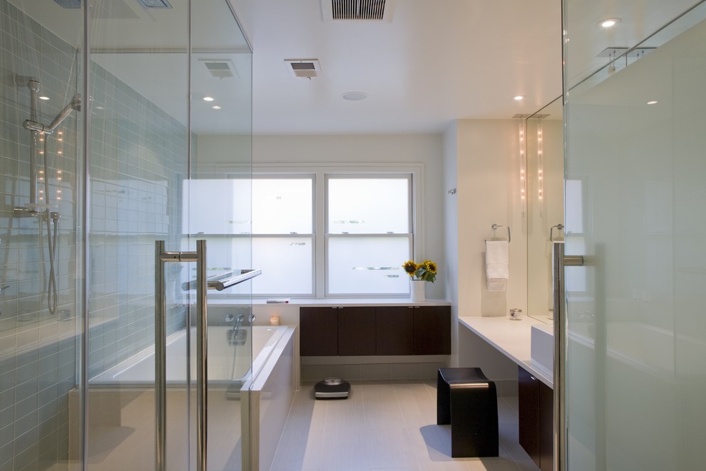 Свежая идея для дизайна: ванная комната в стиле модернизм с настольной раковиной и белой столешницей - отличное фото интерьера