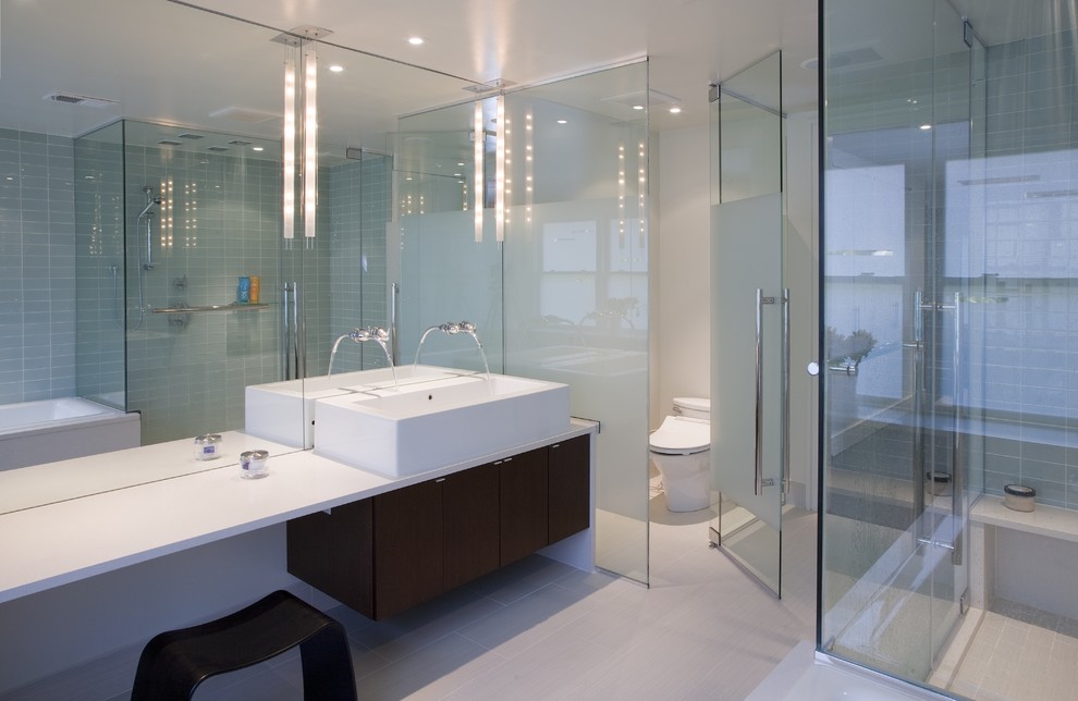 Esempio di una stanza da bagno moderna con lavabo a bacinella