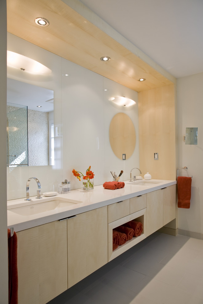 Idee per una stanza da bagno moderna con ante lisce e ante in legno chiaro