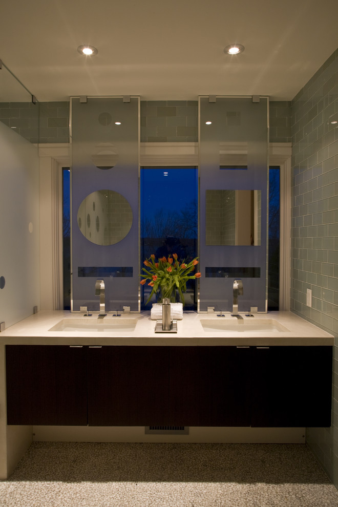 ワシントンD.C.にあるコンテンポラリースタイルのおしゃれなお風呂の窓 (アンダーカウンター洗面器、フラットパネル扉のキャビネット、黒いキャビネット、緑のタイル、ガラスタイル) の写真