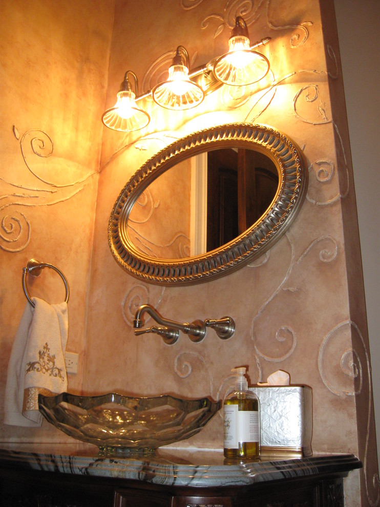 Пример оригинального дизайна: большая ванная комната в стиле фьюжн с фасадами островного типа, черными фасадами, душем в нише, раздельным унитазом, керамогранитной плиткой, разноцветными стенами, полом из керамической плитки, душевой кабиной, настольной раковиной, столешницей из гранита, черным полом и душем с распашными дверями