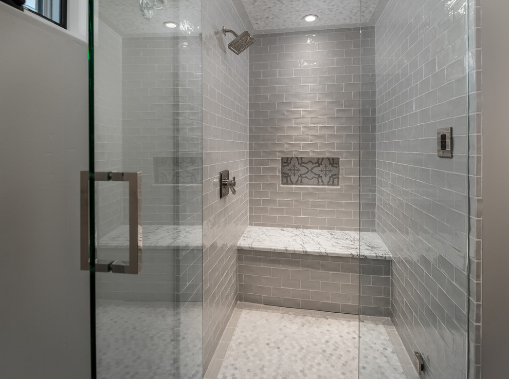 Пример оригинального дизайна: огромная главная ванная комната в средиземноморском стиле с фасадами с выступающей филенкой, серыми фасадами, накладной ванной, открытым душем, унитазом-моноблоком, разноцветной плиткой, мраморной плиткой, бежевыми стенами, мраморным полом, монолитной раковиной, мраморной столешницей, разноцветным полом, открытым душем, разноцветной столешницей, сиденьем для душа, кессонным потолком и панелями на части стены