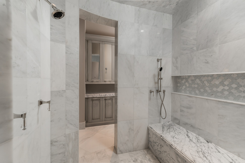 Источник вдохновения для домашнего уюта: огромная главная ванная комната в средиземноморском стиле с фасадами с выступающей филенкой, серыми фасадами, накладной ванной, открытым душем, унитазом-моноблоком, разноцветной плиткой, мраморной плиткой, бежевыми стенами, мраморным полом, монолитной раковиной, мраморной столешницей, разноцветным полом, открытым душем, разноцветной столешницей, сиденьем для душа, тумбой под одну раковину, напольной тумбой и панелями на части стены