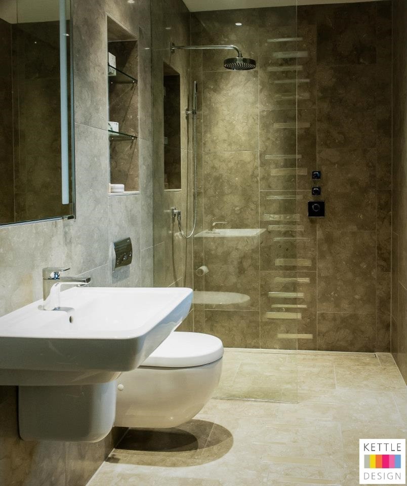 Exempel på ett litet modernt en-suite badrum, med ett väggmonterat handfat, luckor med glaspanel, en dusch i en alkov, en vägghängd toalettstol, grå kakel, grå väggar och marmorgolv