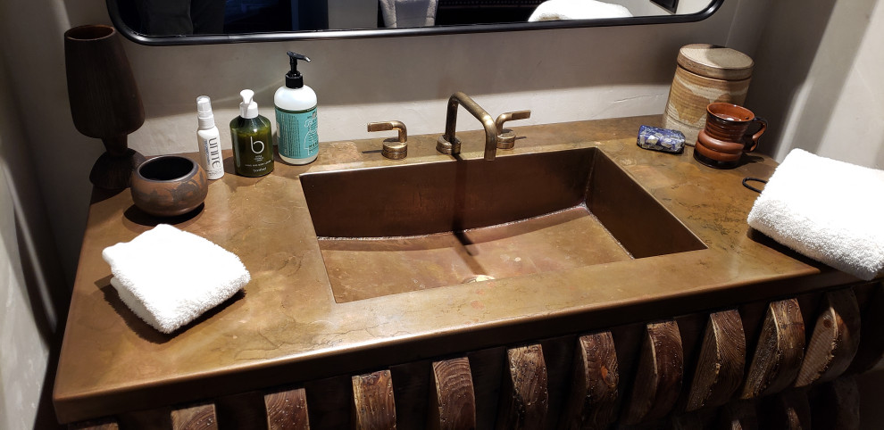 Foto på ett rustikt badrum, med bänkskiva i koppar