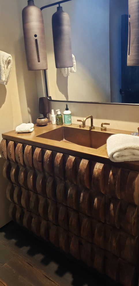 Exempel på ett rustikt badrum, med bänkskiva i koppar