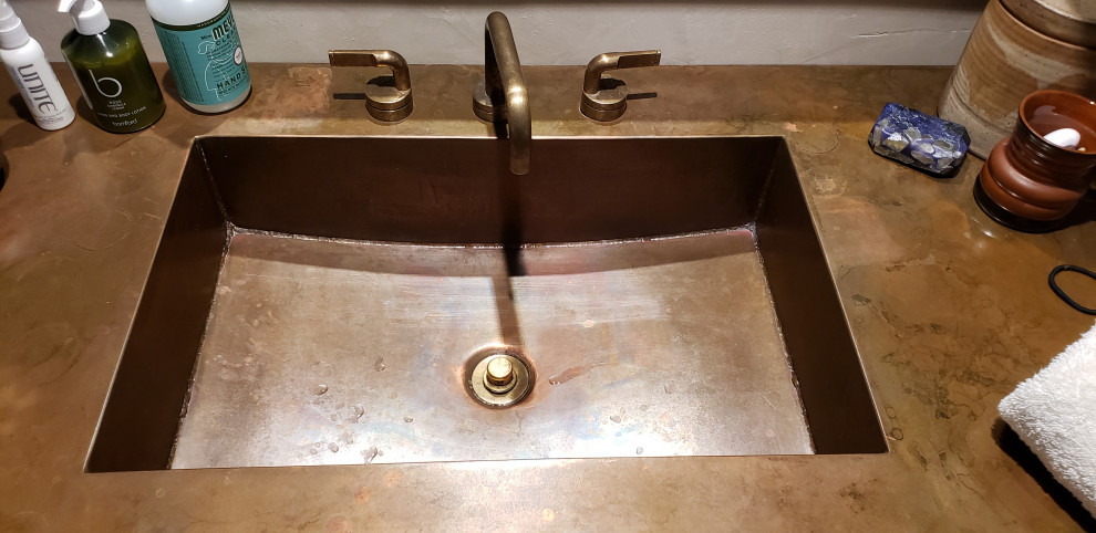 Idéer för att renovera ett rustikt badrum, med bänkskiva i koppar