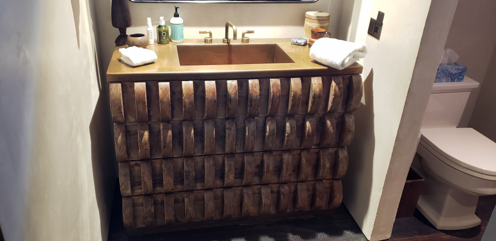 На фото: ванная комната в стиле рустика с столешницей из меди