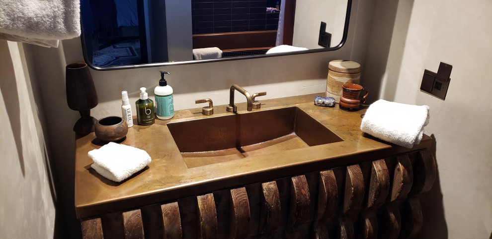 Стильный дизайн: ванная комната в стиле рустика с столешницей из меди - последний тренд