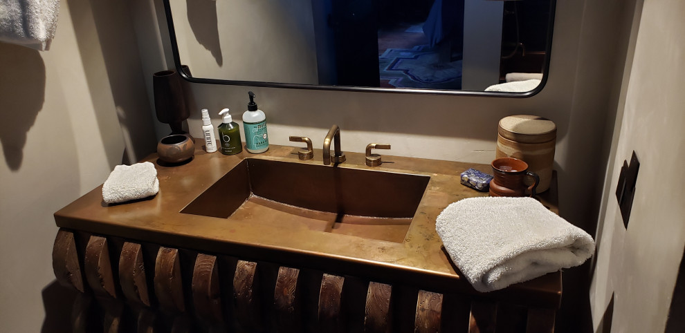 Bild på ett rustikt badrum, med bänkskiva i koppar