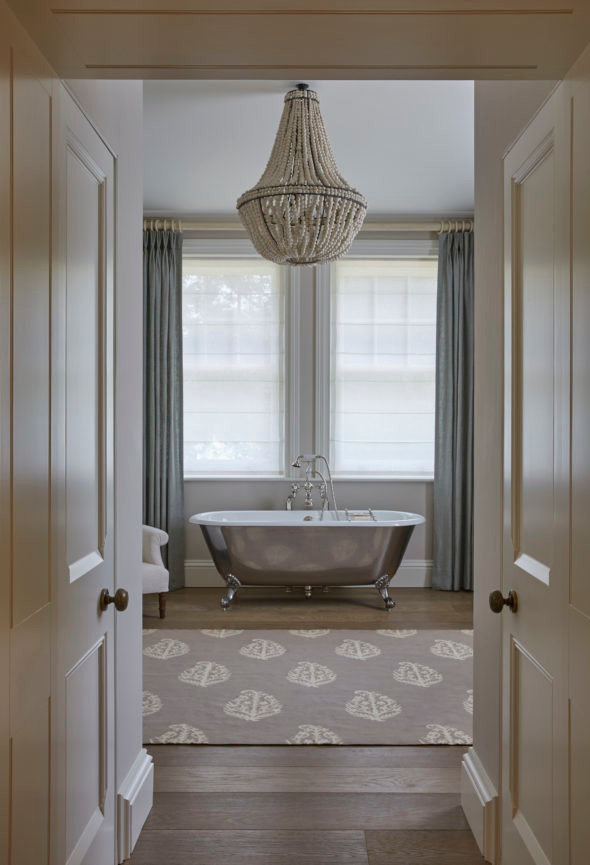 Mittelgroßes Modernes Badezimmer En Suite mit profilierten Schrankfronten, hellen Holzschränken, freistehender Badewanne, beiger Wandfarbe und hellem Holzboden in London