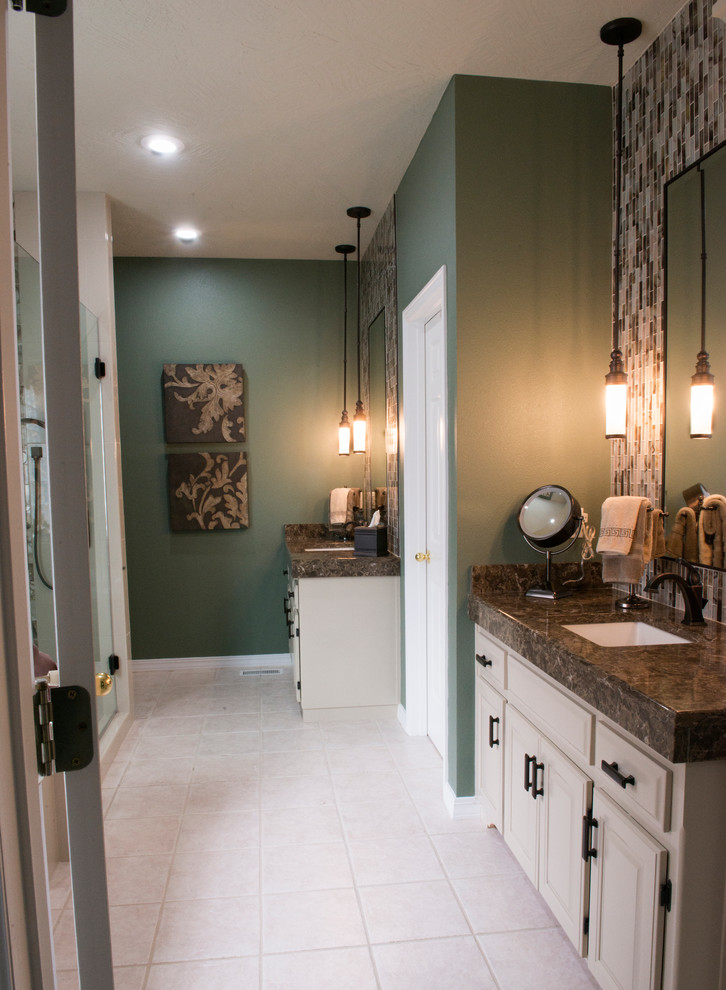 Foto på ett mellanstort vintage en-suite badrum, med luckor med upphöjd panel, vita skåp, en jacuzzi, en öppen dusch, flerfärgad kakel, glasskiva, gröna väggar, klinkergolv i keramik, ett undermonterad handfat och bänkskiva i kvarts