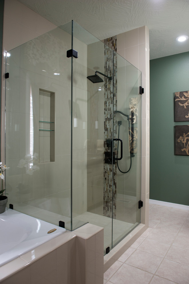Bild på ett mellanstort vintage en-suite badrum, med luckor med upphöjd panel, vita skåp, en jacuzzi, en öppen dusch, flerfärgad kakel, glasskiva, gröna väggar, klinkergolv i keramik, ett undermonterad handfat och bänkskiva i kvarts