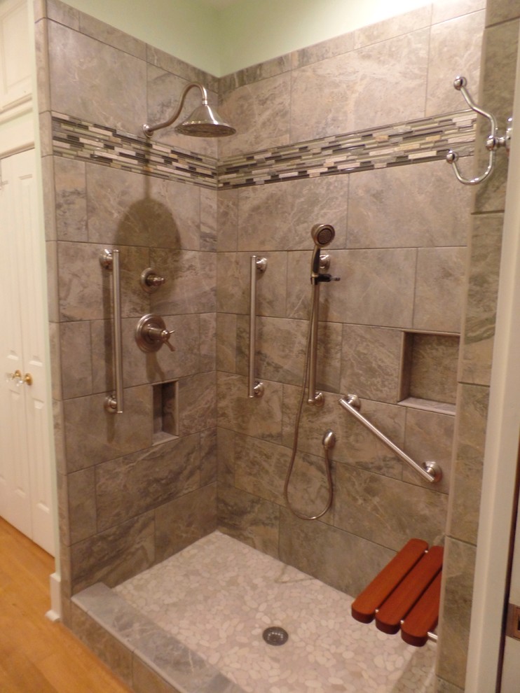 Inredning av ett klassiskt mellanstort en-suite badrum, med en dusch i en alkov, grå kakel, porslinskakel, gröna väggar och mellanmörkt trägolv