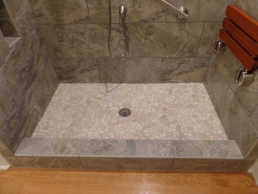 Idee per una stanza da bagno padronale chic di medie dimensioni con doccia alcova, piastrelle grigie, piastrelle in gres porcellanato, pareti verdi e pavimento in legno massello medio
