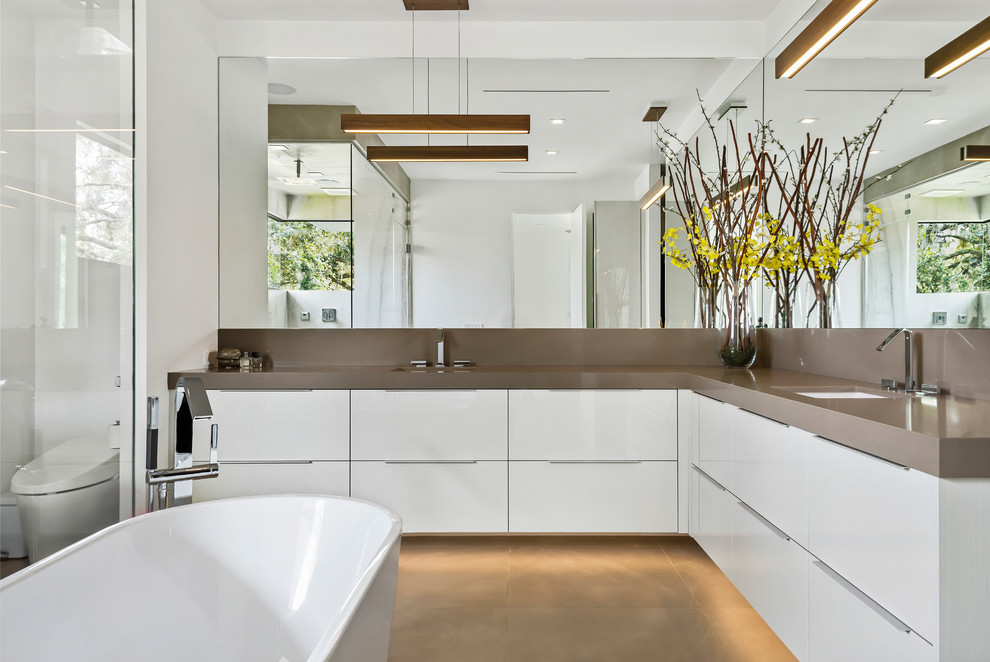 Immagine di una stanza da bagno padronale design con ante lisce, ante bianche, pareti bianche, lavabo sottopiano, pavimento grigio e top grigio