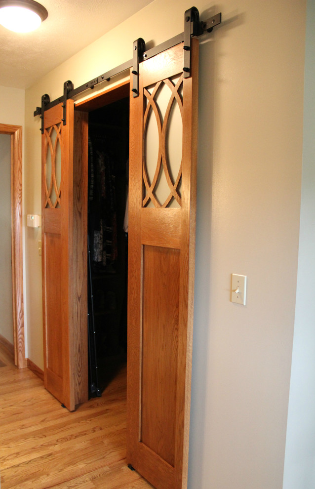 Пример оригинального дизайна: главная ванная комната среднего размера в стиле неоклассика (современная классика) с фасадами с выступающей филенкой, темными деревянными фасадами, двойным душем, разноцветной плиткой, стеклянной плиткой, полом из керамогранита, настольной раковиной, столешницей из искусственного кварца, бежевым полом и открытым душем