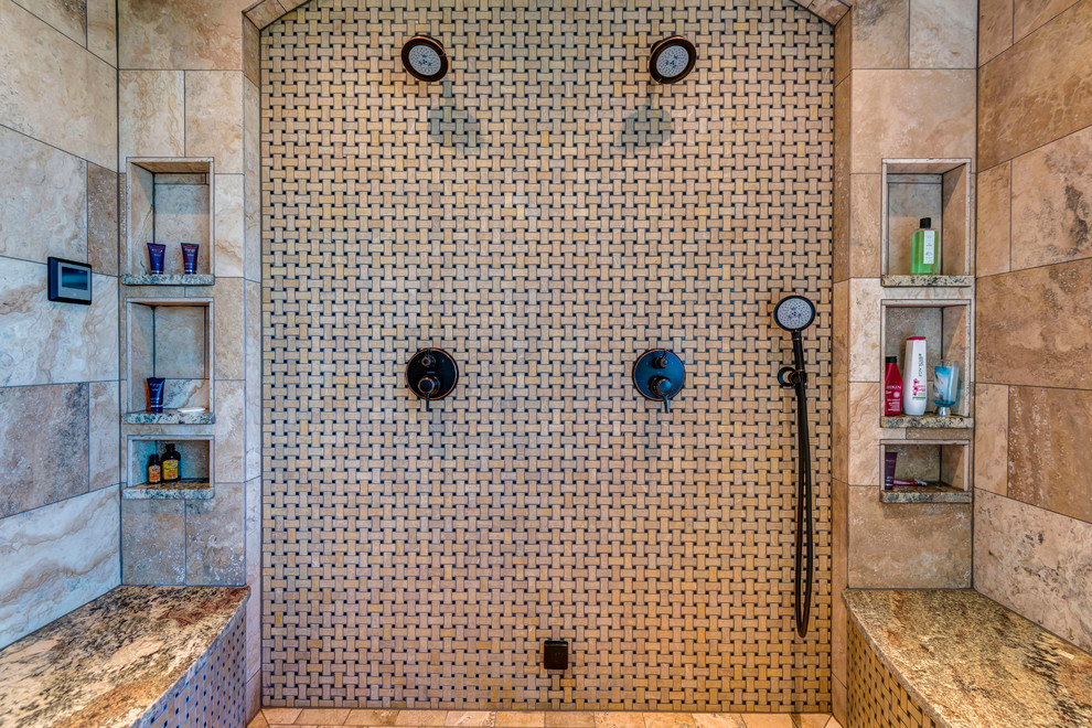 Idéer för att renovera ett stort amerikanskt en-suite badrum, med en dusch i en alkov, beige kakel, porslinskakel, beige väggar, klinkergolv i keramik, brunt golv och dusch med gångjärnsdörr
