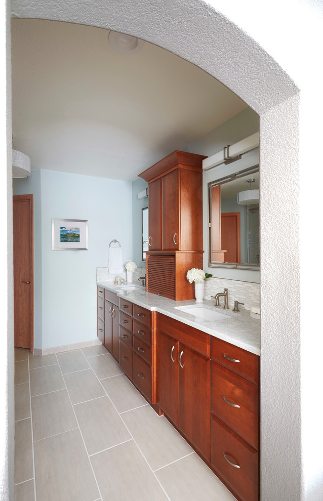 Пример оригинального дизайна: главная ванная комната среднего размера в стиле неоклассика (современная классика) с плоскими фасадами, темными деревянными фасадами, душем в нише, серой плиткой, удлиненной плиткой, синими стенами, полом из керамогранита, врезной раковиной и столешницей из кварцита