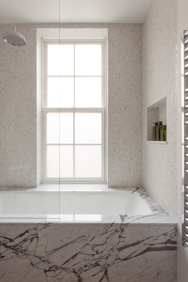 Inspiration pour une grande salle de bain principale minimaliste avec un placard sans porte, une baignoire en alcôve, un combiné douche/baignoire, un carrelage gris, un carrelage blanc, mosaïque, un mur blanc, parquet clair, un lavabo encastré et un plan de toilette en marbre.