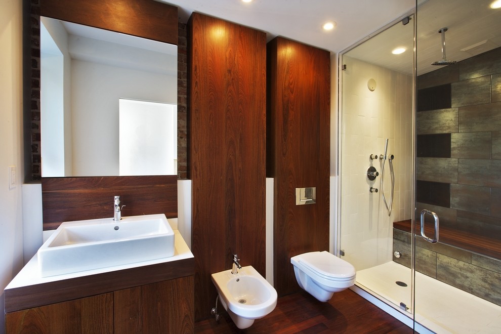 На фото: ванная комната в стиле модернизм с биде и настольной раковиной