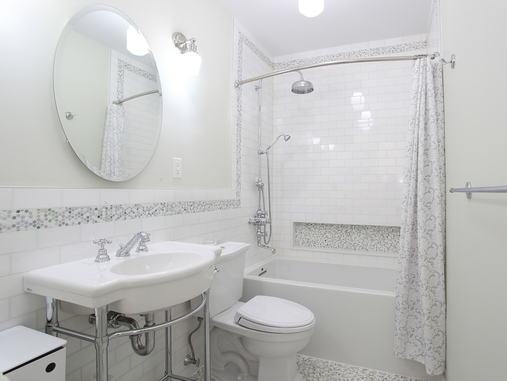 Пример оригинального дизайна: ванная комната среднего размера в классическом стиле с ванной в нише, душем над ванной, раздельным унитазом, белой плиткой, плиткой кабанчик, белыми стенами, полом из мозаичной плитки и раковиной с пьедесталом