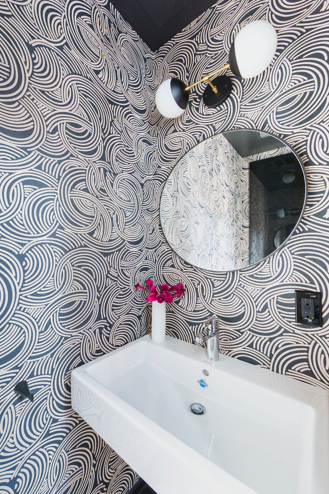 Imagen de cuarto de baño contemporáneo pequeño con paredes multicolor, suelo de madera clara, lavabo suspendido y suelo beige