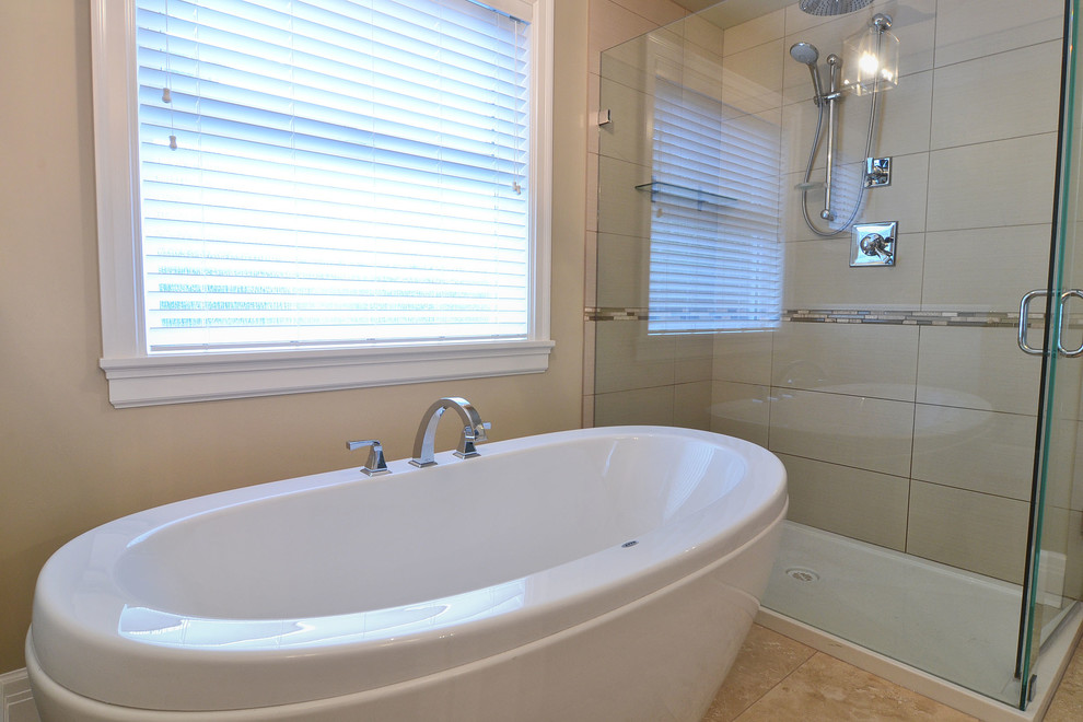 Großes Klassisches Badezimmer En Suite mit freistehender Badewanne, Duschnische und beiger Wandfarbe in Vancouver