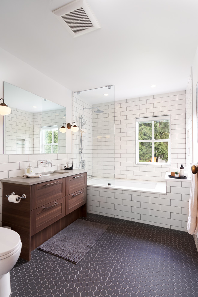 Inspiration för ett vintage grå grått badrum, med skåp i shakerstil, skåp i mörkt trä, ett undermonterat badkar, en dusch/badkar-kombination, vit kakel, tunnelbanekakel, vita väggar, ett undermonterad handfat, svart golv och med dusch som är öppen