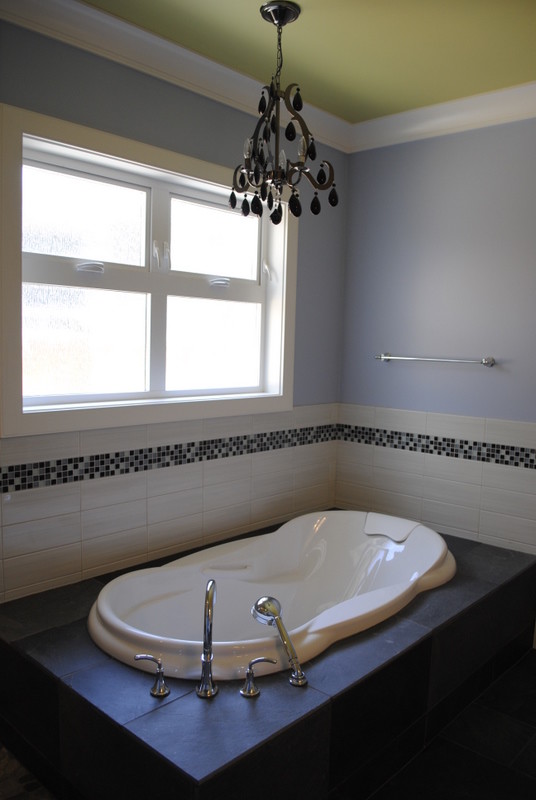 Diseño de cuarto de baño principal de estilo americano grande con ducha a ras de suelo, paredes púrpuras, lavabo encastrado y encimera de azulejos