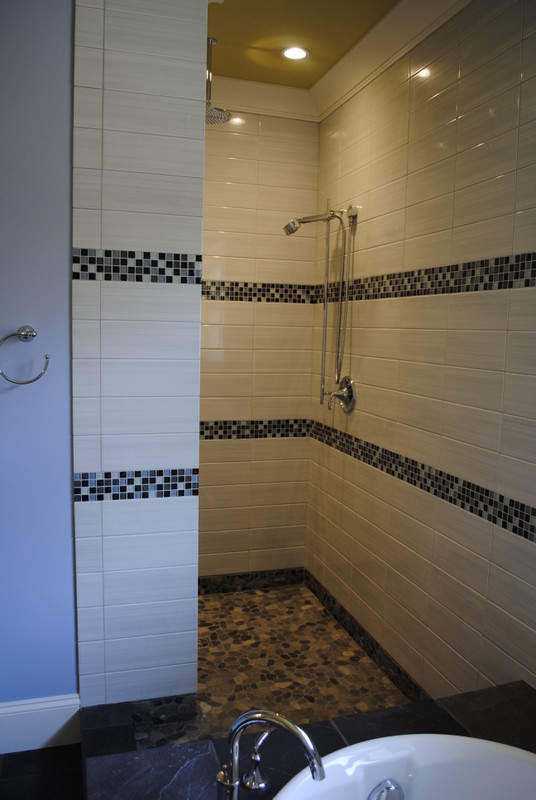 Großes Rustikales Badezimmer En Suite mit lila Wandfarbe, bodengleicher Dusche, Einbauwaschbecken und gefliestem Waschtisch in Vancouver