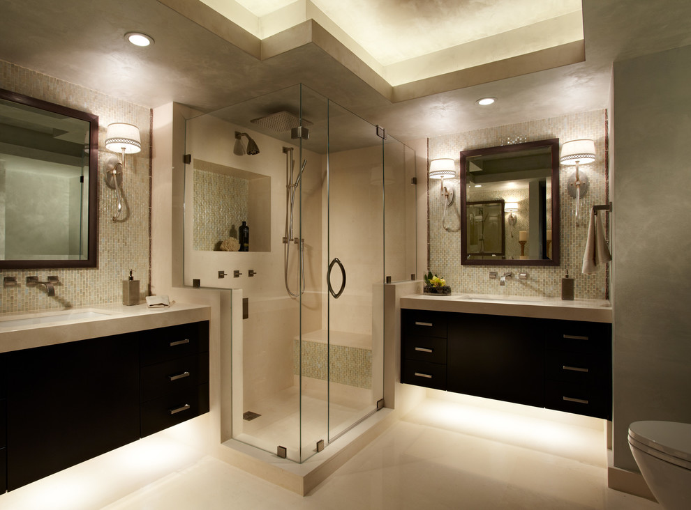 Пример оригинального дизайна: ванная комната среднего размера в современном стиле с врезной раковиной, плоскими фасадами, темными деревянными фасадами, столешницей из известняка, открытым душем, унитазом-моноблоком, бежевой плиткой, стеклянной плиткой, бежевыми стенами, полом из известняка и душевой кабиной