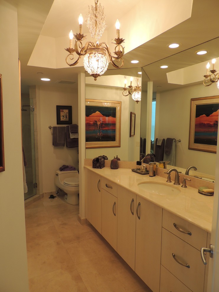 Bild på ett litet vintage en-suite badrum, med ett nedsänkt handfat, släta luckor, beige skåp, marmorbänkskiva, ett hörnbadkar, en hörndusch, en toalettstol med hel cisternkåpa, vita väggar, marmorgolv och beige kakel