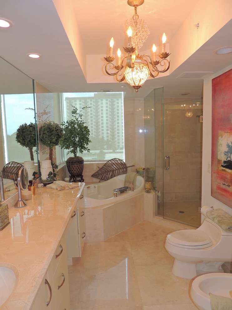 Idéer för små vintage en-suite badrum, med ett nedsänkt handfat, släta luckor, beige skåp, marmorbänkskiva, ett hörnbadkar, en hörndusch, en toalettstol med hel cisternkåpa, vita väggar, marmorgolv och beige kakel