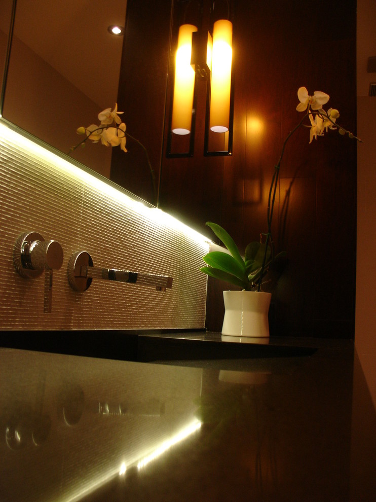Cette image montre une salle de bain principale asiatique de taille moyenne avec un placard à porte plane, des portes de placard blanches, WC séparés, un carrelage blanc, un mur multicolore et un lavabo encastré.