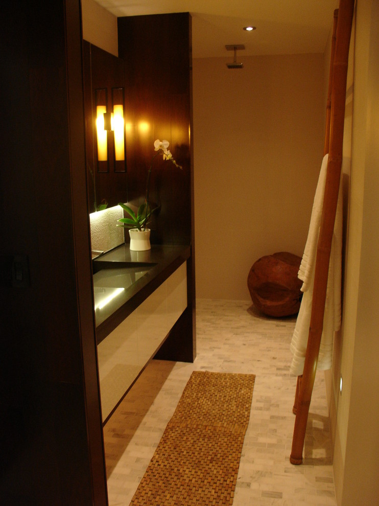 На фото: главная ванная комната среднего размера в восточном стиле с плоскими фасадами, белыми фасадами, раздельным унитазом, белой плиткой, разноцветными стенами и врезной раковиной
