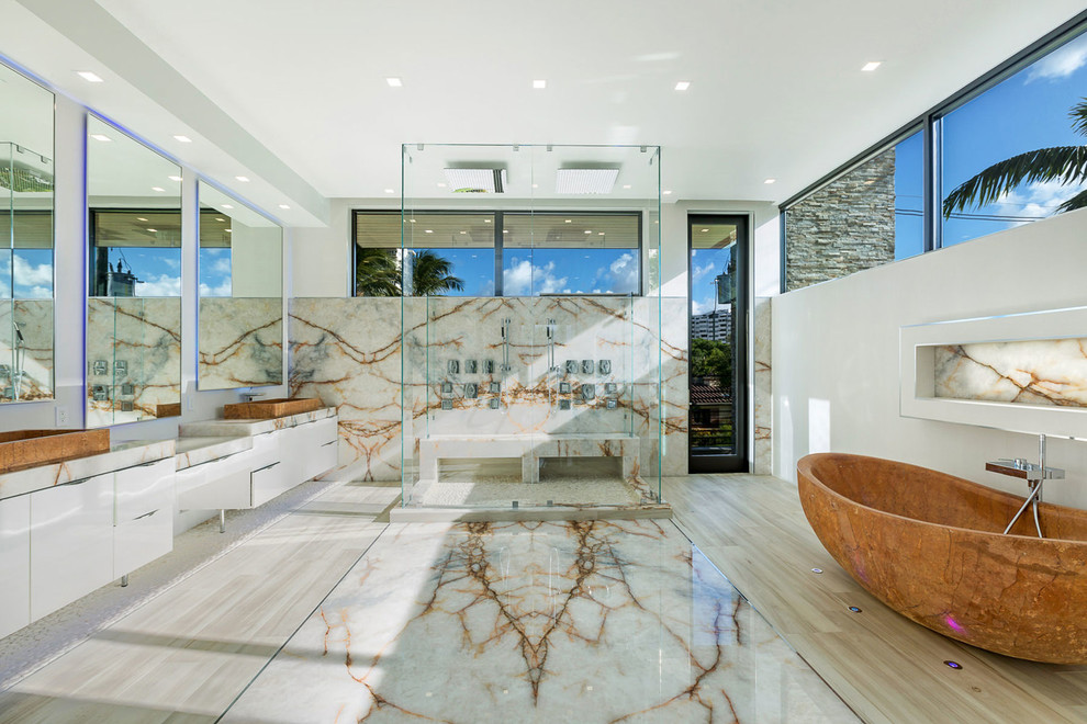 Großes Modernes Badezimmer En Suite mit weißen Schränken und Onyx-Waschbecken/Waschtisch in Miami