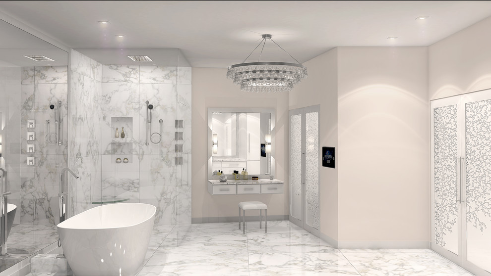 Klassisk inredning av ett stort en-suite badrum, med ett undermonterad handfat, luckor med profilerade fronter, vita skåp, marmorbänkskiva, ett fristående badkar, en kantlös dusch, en bidé, flerfärgad kakel, stenkakel, grå väggar och marmorgolv
