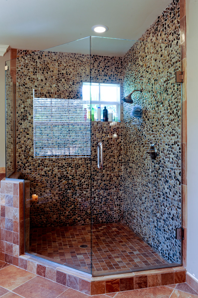 Idéer för tropiska badrum, med brun kakel