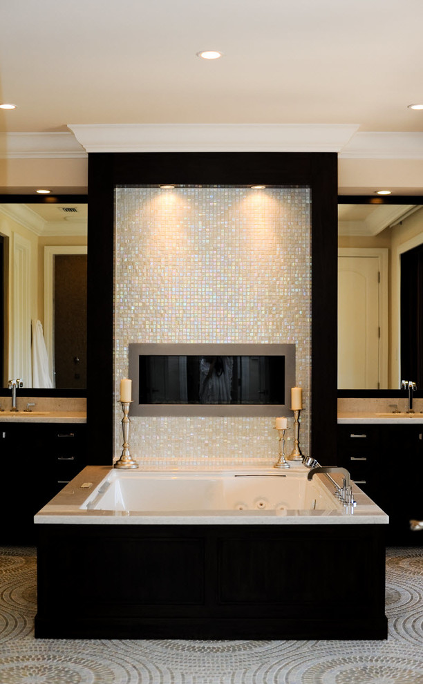 Idéer för stora funkis brunt en-suite badrum, med släta luckor, svarta skåp, en jacuzzi, mosaik, beige väggar, mosaikgolv, ett undermonterad handfat, granitbänkskiva och grått golv