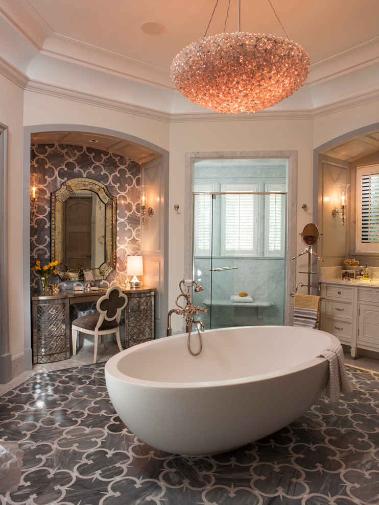 На фото: главная ванная комната в средиземноморском стиле с фасадами с утопленной филенкой, бежевыми фасадами, отдельно стоящей ванной, угловым душем и бежевыми стенами