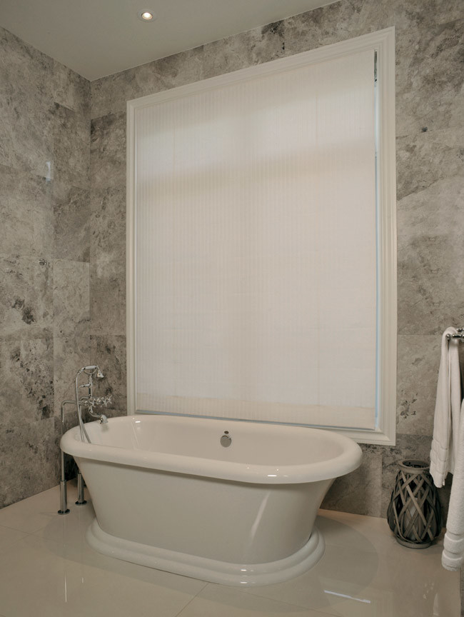 Foto di una grande stanza da bagno padronale minimal con vasca freestanding, WC monopezzo, piastrelle grigie, piastrelle di marmo, pareti grigie, pavimento in marmo e pavimento beige