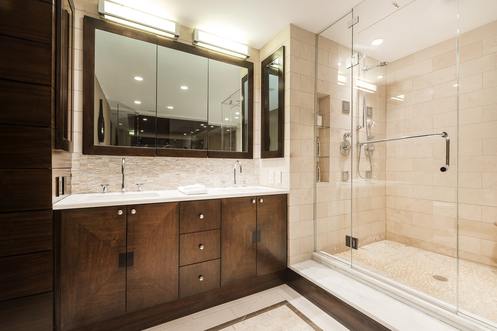 Diseño de cuarto de baño clásico con armarios con paneles lisos, puertas de armario de madera en tonos medios, ducha empotrada y baldosas y/o azulejos beige