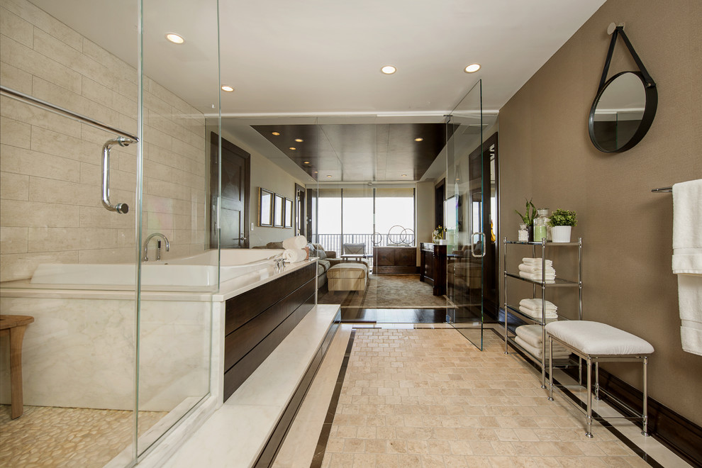 На фото: ванная комната в классическом стиле с накладной ванной и бежевой плиткой