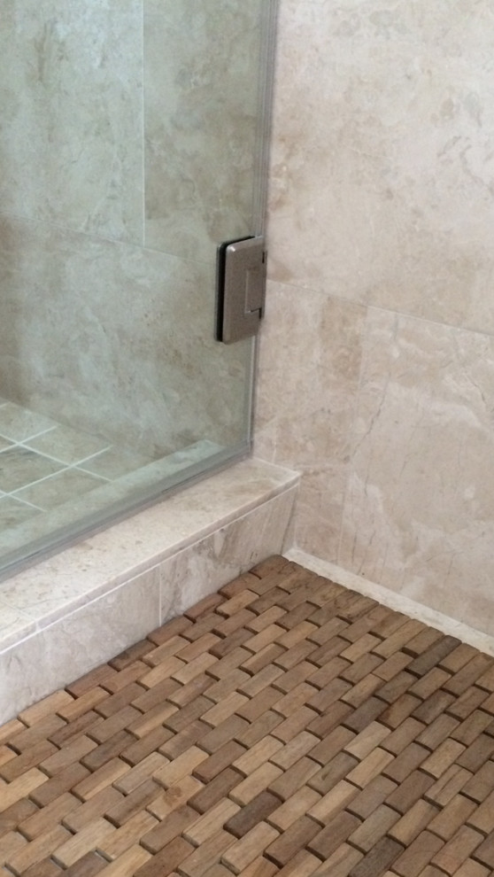 Idéer för små medelhavsstil badrum med dusch, med släta luckor, bruna skåp, en dusch i en alkov, en vägghängd toalettstol, beige kakel, marmorkakel, vita väggar, marmorgolv, ett undermonterad handfat, marmorbänkskiva, beiget golv och dusch med gångjärnsdörr