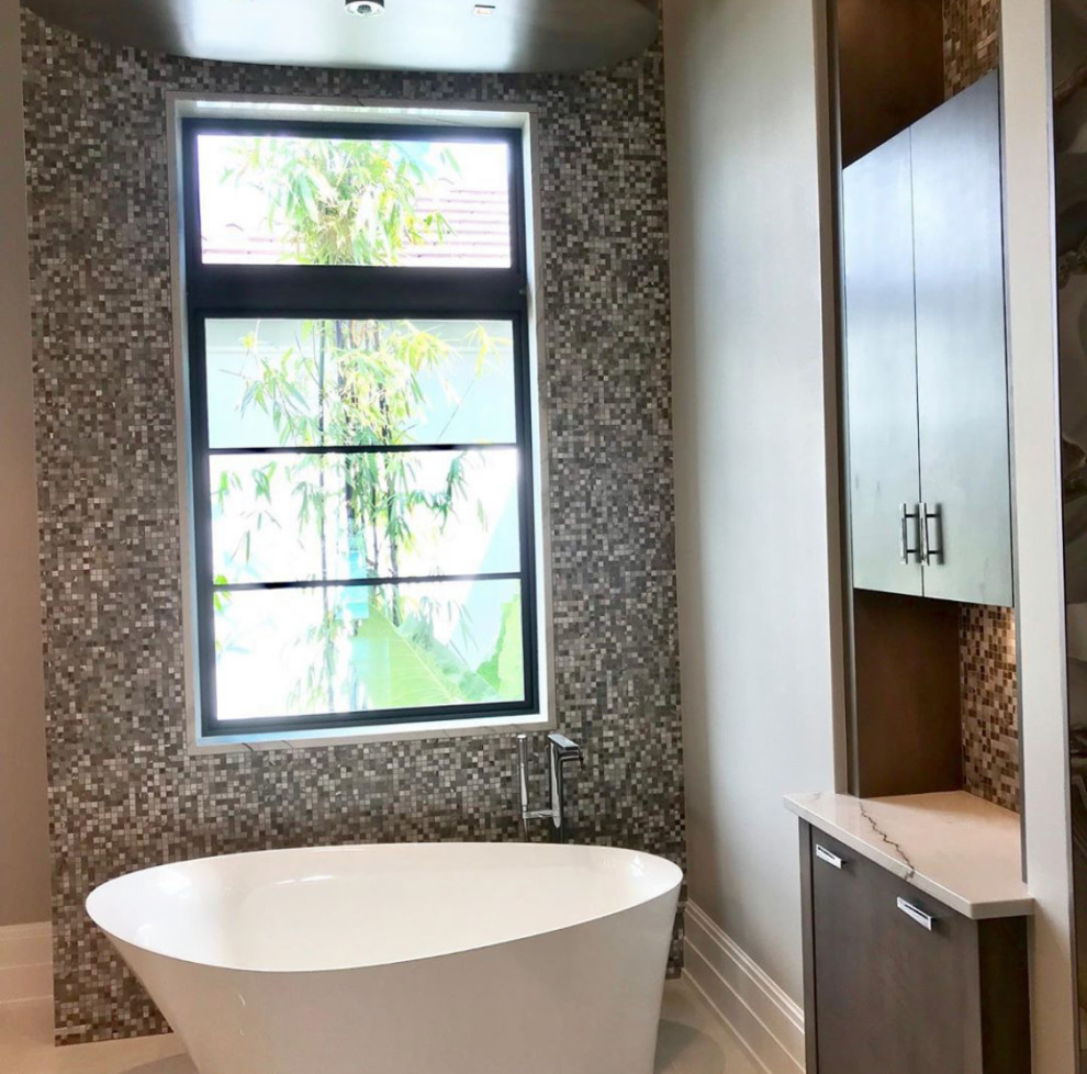 На фото: главная ванная комната в стиле фьюжн с душем в нише и разноцветной плиткой с