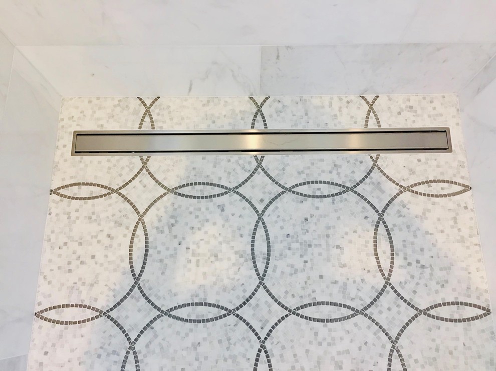 Imagen de cuarto de baño principal clásico renovado con baldosas y/o azulejos blancos, suelo de azulejos de cemento y suelo multicolor