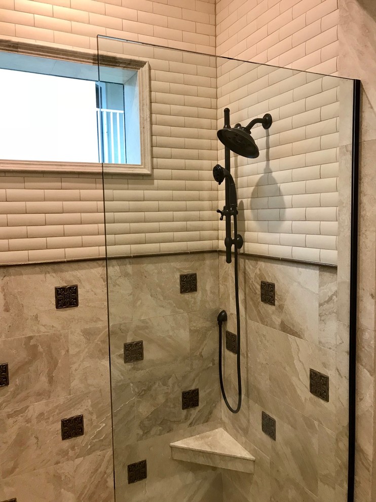 Esempio di una stanza da bagno chic con doccia alcova, piastrelle beige, piastrelle in ceramica, pareti beige, pavimento con piastrelle in ceramica e pavimento beige