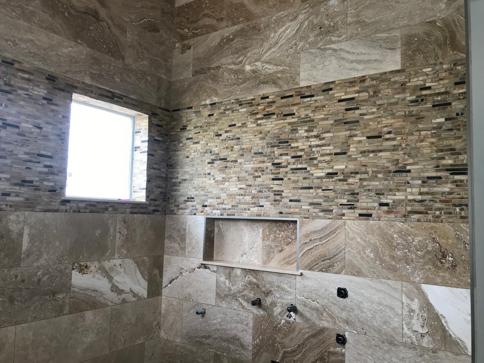 Inspiration för ett rustikt en-suite badrum, med en öppen dusch, beige väggar, klinkergolv i småsten, beiget golv och med dusch som är öppen